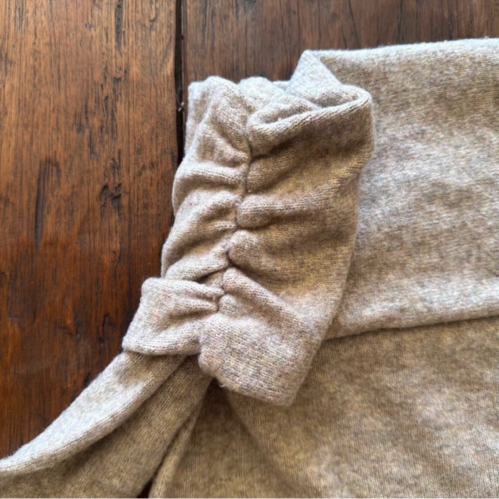 Abercrombie & Fitch Off-the-Shoulder Sweater in Oatmeal - Picture 5 of 5